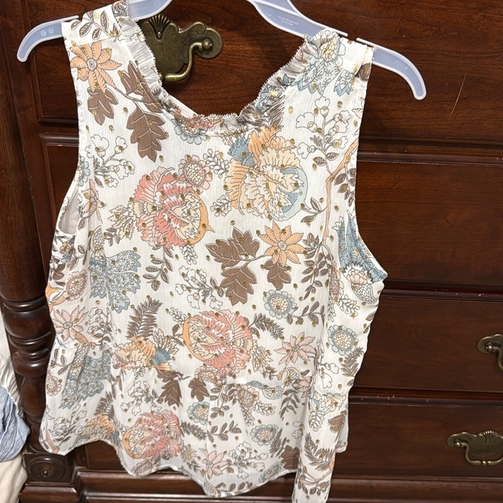 Sleeveless floral pattern dressy top